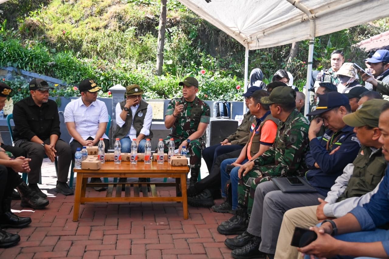 Pangdam V/Brawijaya Dampingi Menteri Kehutanan Tinjau Penanganan Karhutla di Kawasan TNBTS Bromo Probolinggo