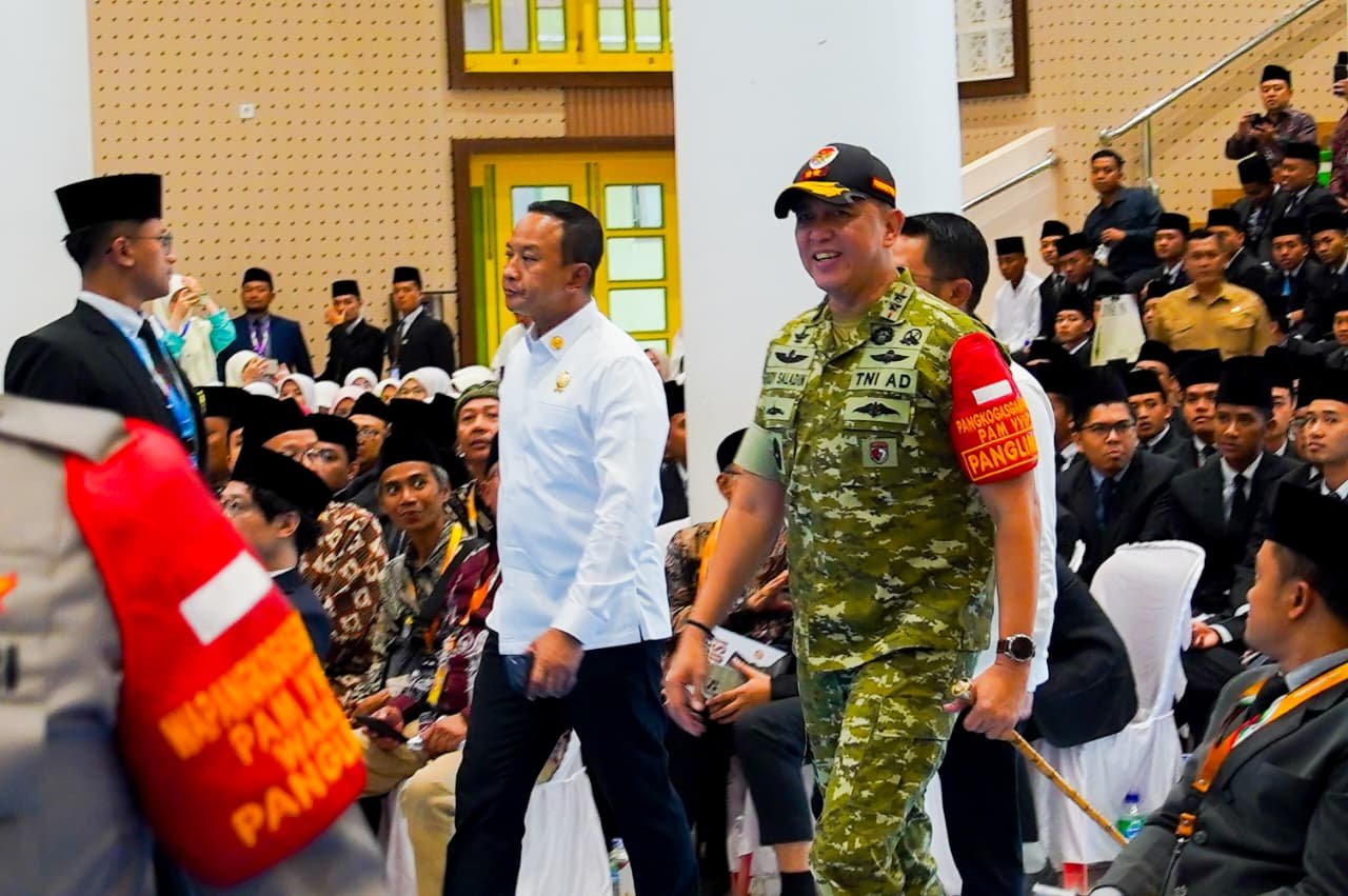 Pangdam V/Brawijaya Dampingi Presiden RI Sapa Seabad Gontor