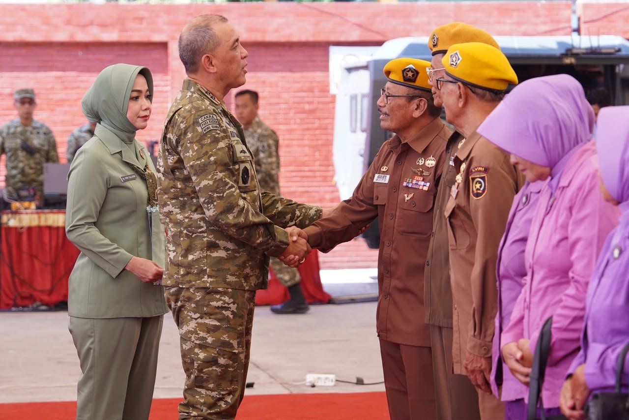 Pangdam V/Brawijaya Kunjungi Makorem 081/Dsj Madiun, Tinjau Bazar Pasar Murah HUT TNI Ke-81