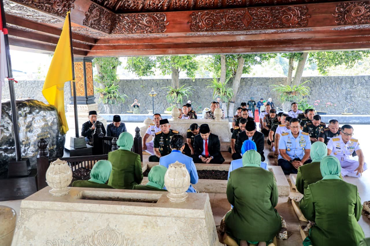 Ziarah Rombongan HUT ke-81 TNI 2026, Kodam V/Brawijaya Teguhkan Penghormatan kepada Pahlawan di Makam Bung Karno